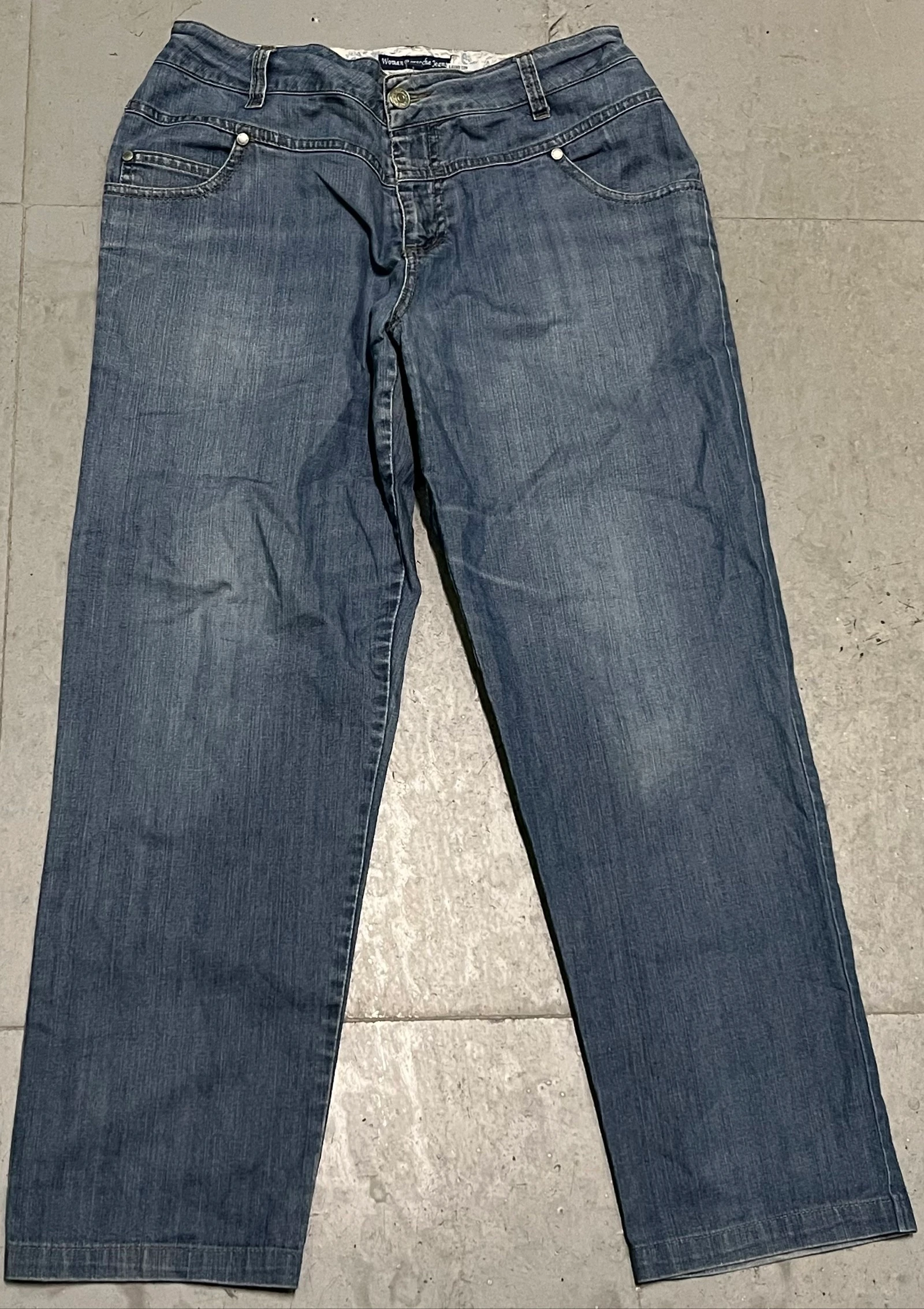 Vaqueros azules con letras de strass posterior